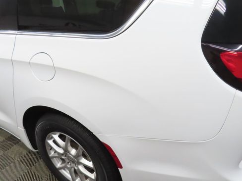 Used 2024 Chrysler Pacifica Touring-L FWD image 39