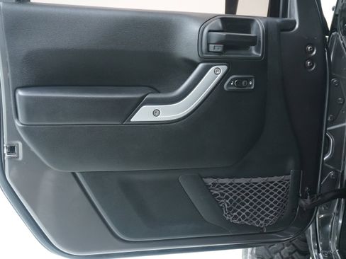 Used 2017 Jeep Wrangler Unlimited Rubicon w/ Connectivity Group image 15