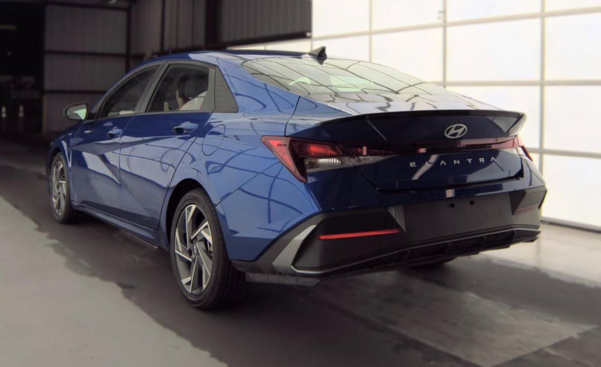Used 2025 Hyundai Elantra Sport FWD image 9
