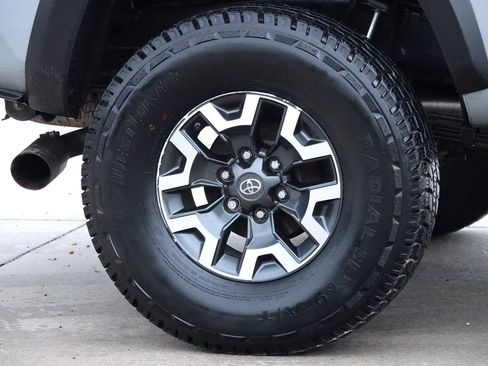 Used 2019 Toyota Tacoma TRD Off-Road w/ TRD Premium Off Road Package image 19