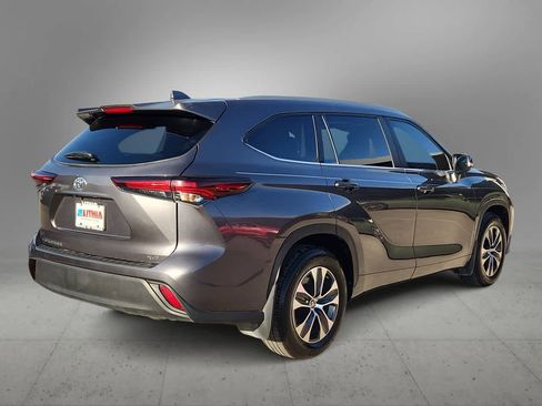 Used 2024 Toyota Highlander XLE image 8