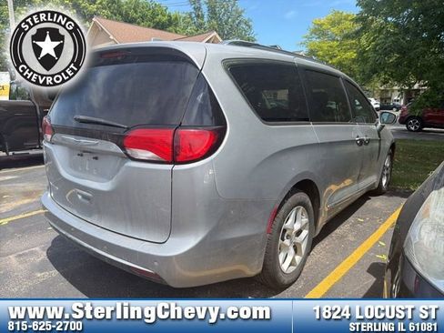 Used 2018 Chrysler Pacifica Touring-L w/ Tire & Wheel Group FWD image 5