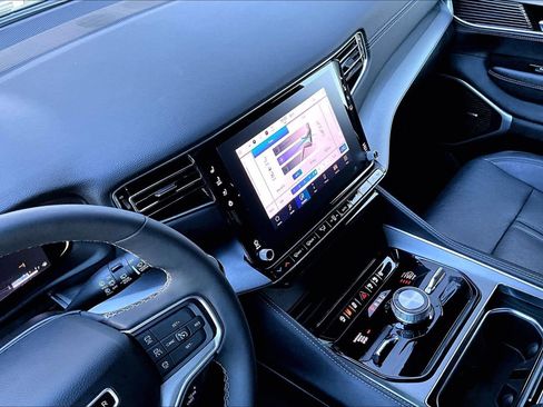 Used 2024 Jeep Wagoneer L Series II w/ Convenience Group I image 32