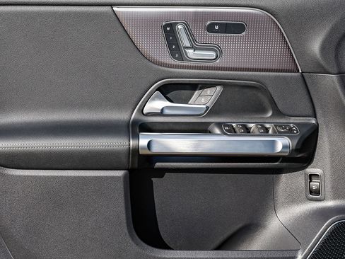 Used 2023 Mercedes-Benz EQB 300 4MATIC image 21