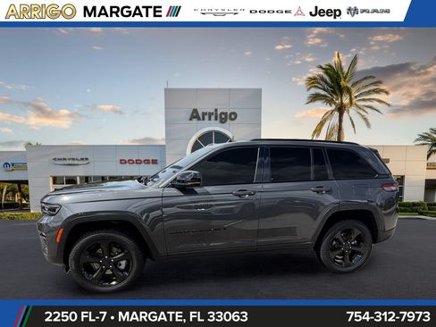 Used 2025 Jeep Grand Cherokee Limited w/ Black Appearance Package RWD image 4
