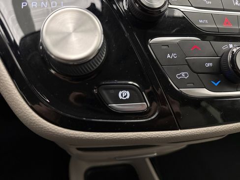 Used 2021 Chrysler Pacifica Touring-L image 36