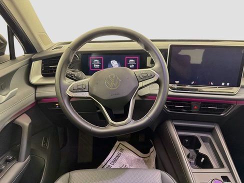 Used 2025 Volkswagen Tiguan SE AWD/4WD image 21