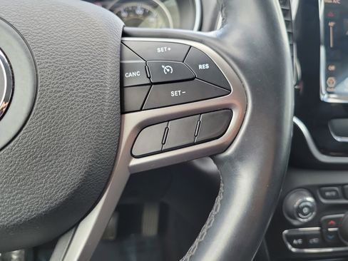 Used 2019 Jeep Cherokee Limited FWD image 21