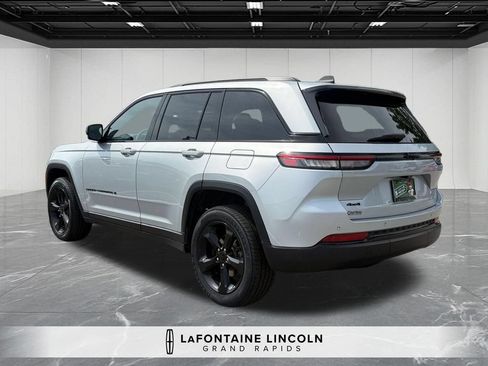 Used 2023 Jeep Grand Cherokee Altitude AWD/4WD image 3