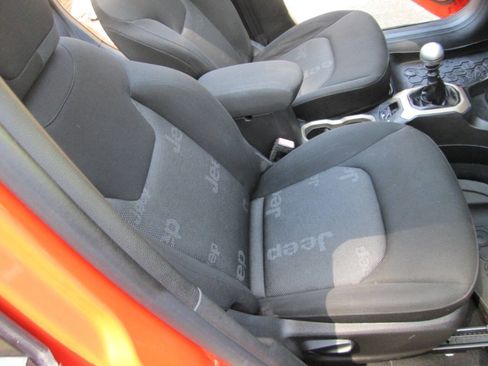Used 2015 Jeep Renegade Latitude AWD/4WD image 40