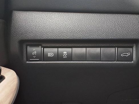 Used 2024 Toyota Venza XLE AWD/4WD image 16
