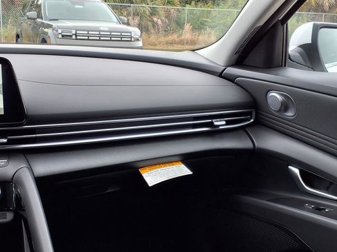 New 2025 Hyundai Elantra SEL image 17