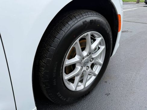 Used 2025 Chrysler Pacifica Select FWD image 42