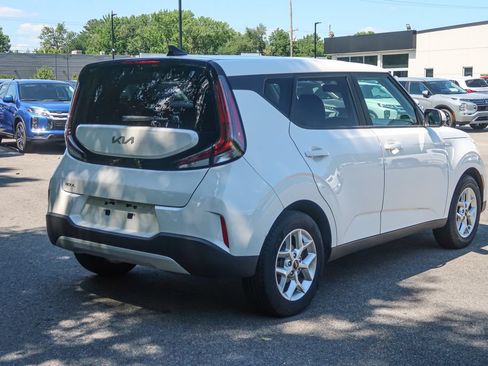 Used 2023 Kia Soul LX w/ LX Technology Package FWD image 9