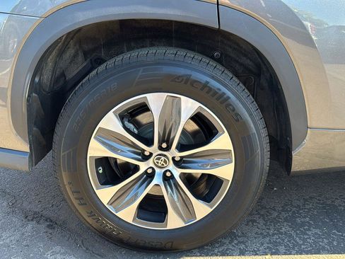 Used 2022 Toyota Highlander XLE image 6
