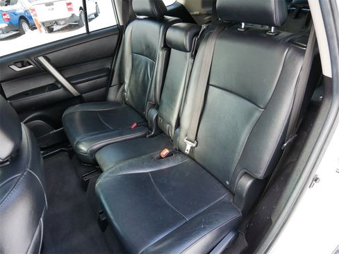Used 2012 Toyota Highlander SE w/ Tow Pkg image 12