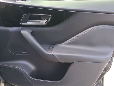 Used 2017 Jaguar F-PACE Premium image 32