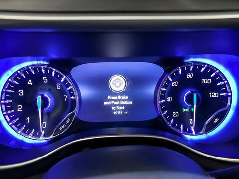 Used 2023 Chrysler Pacifica Touring-L image 16