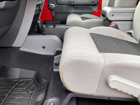 Used 2010 Jeep Wrangler Unlimited Rubicon image 13