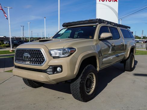 Used 2019 Toyota Tacoma TRD Sport w/ Technology Package AWD/4WD image 4