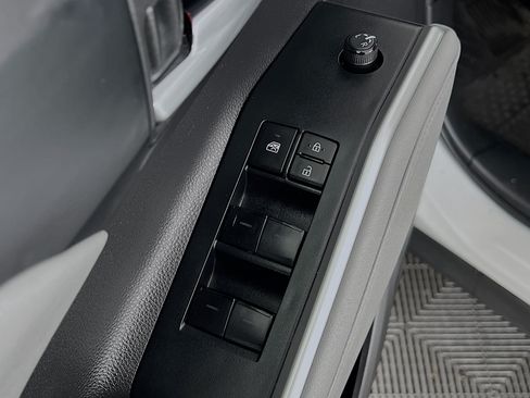 Used 2023 Toyota Highlander XLE AWD/4WD image 19
