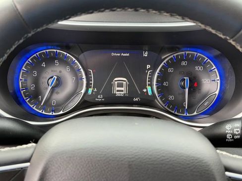 Used 2024 Chrysler Pacifica Touring-L FWD image 15