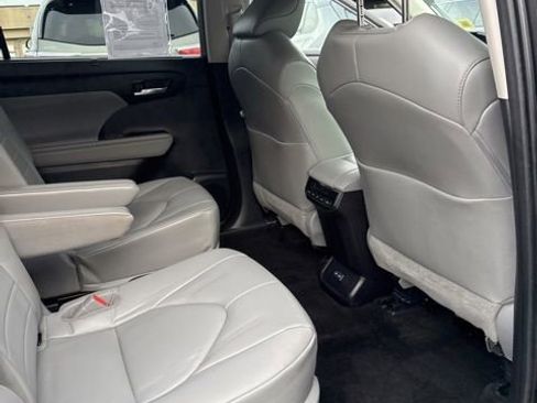 Used 2023 Toyota Highlander XLE AWD/4WD image 24