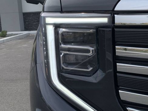 Used 2025 GMC Sierra 1500 SLT AWD/4WD image 9