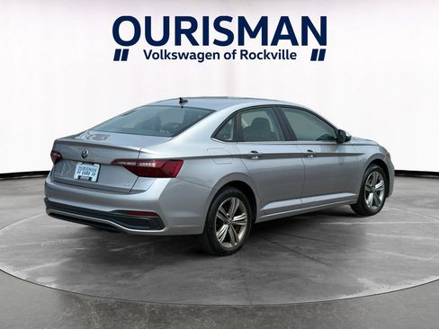 Used 2024 Volkswagen Jetta SE FWD image 6