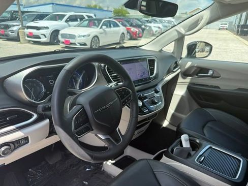 Used 2024 Chrysler Pacifica Touring-L FWD image 25