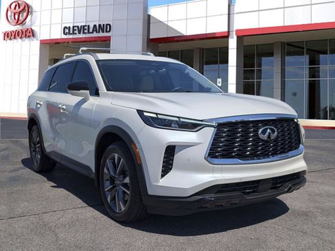 Used 2025 INFINITI QX60 Luxe w/ Vision Package FWD image 2