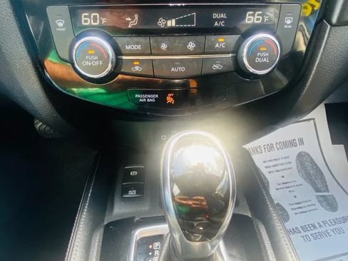 Used 2018 Nissan Rogue SL w/ Premium Package AWD/4WD image 17