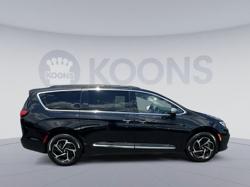 Used 2023 Chrysler Pacifica Limited w/ Uconnect Theater Family Group AWD/4WD image 12