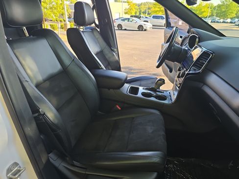 Used 2020 Jeep Grand Cherokee Altitude RWD image 10