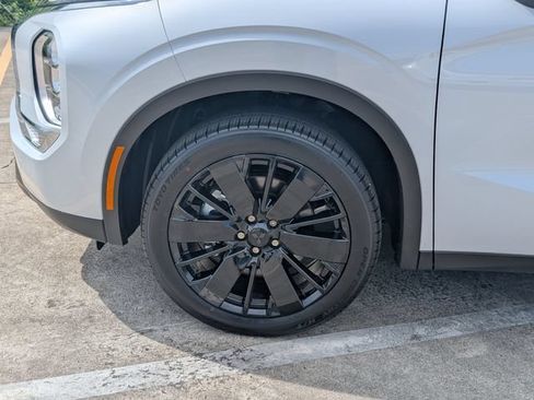 New 2026 Mitsubishi Outlander LE FWD image 9