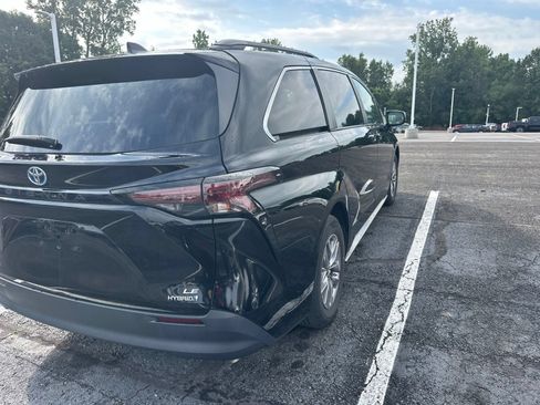 Used 2024 Toyota Sienna LE FWD image 7