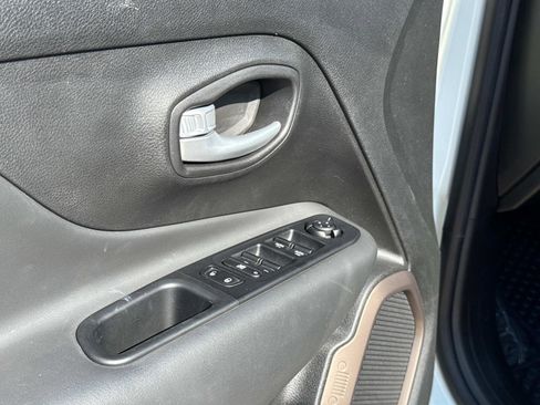 Certified 2023 Jeep Renegade Latitude AWD/4WD image 17