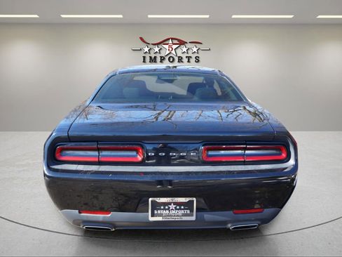 Used 2015 Dodge Challenger SXT RWD image 2