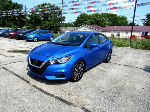 Used 2021 Nissan Versa SV image 3