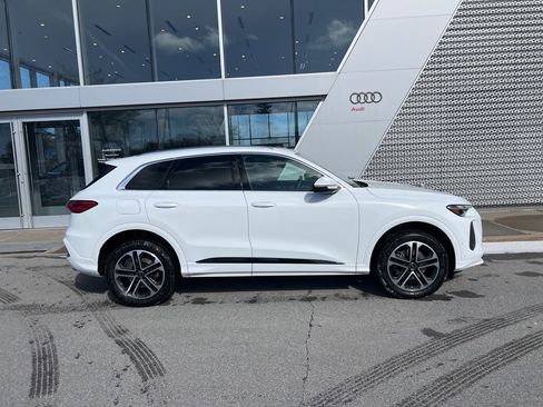 Used 2025 Audi Q5 Premium w/ Convenience Package image 17