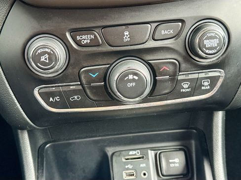 Used 2015 Jeep Cherokee Latitude image 19