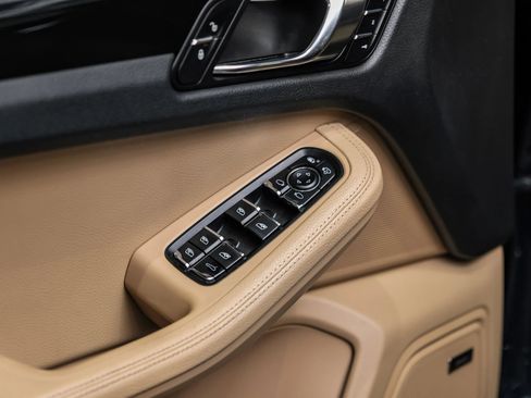 Used 2018 Porsche Macan AWD/4WD image 41