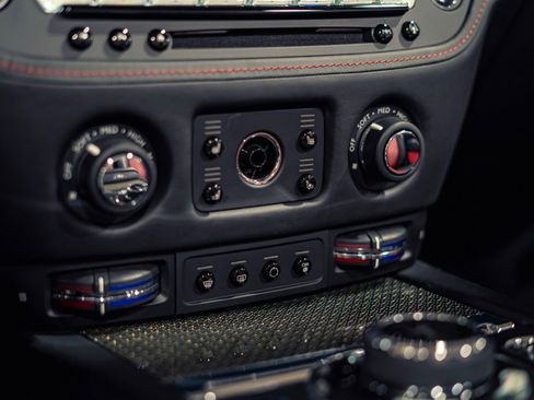 Used 2019 Rolls-Royce Dawn image 19