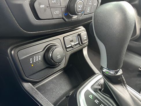 Used 2023 Jeep Renegade Latitude AWD/4WD image 28