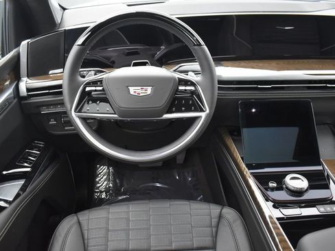 Certified 2026 Cadillac Escalade ESV Platinum Sport w/ LPO, ONYX Package AWD/4WD image 13