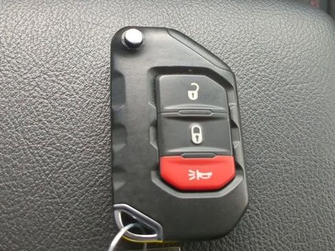 Used 2025 Jeep Gladiator Rubicon w/ Safety Group AWD/4WD image 31