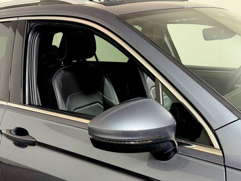 Used 2022 Volkswagen Tiguan SEL R-Line image 30