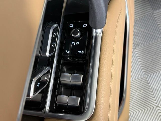 New 2026 Land Rover Range Rover Long Wheelbase SE AWD/4WD image 32