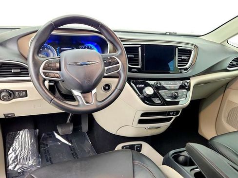 Used 2017 Chrysler Pacifica Touring-L FWD image 11