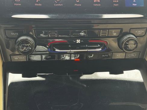 Certified 2025 Jeep Grand Cherokee Limited w/ Black Appearance Package image 38